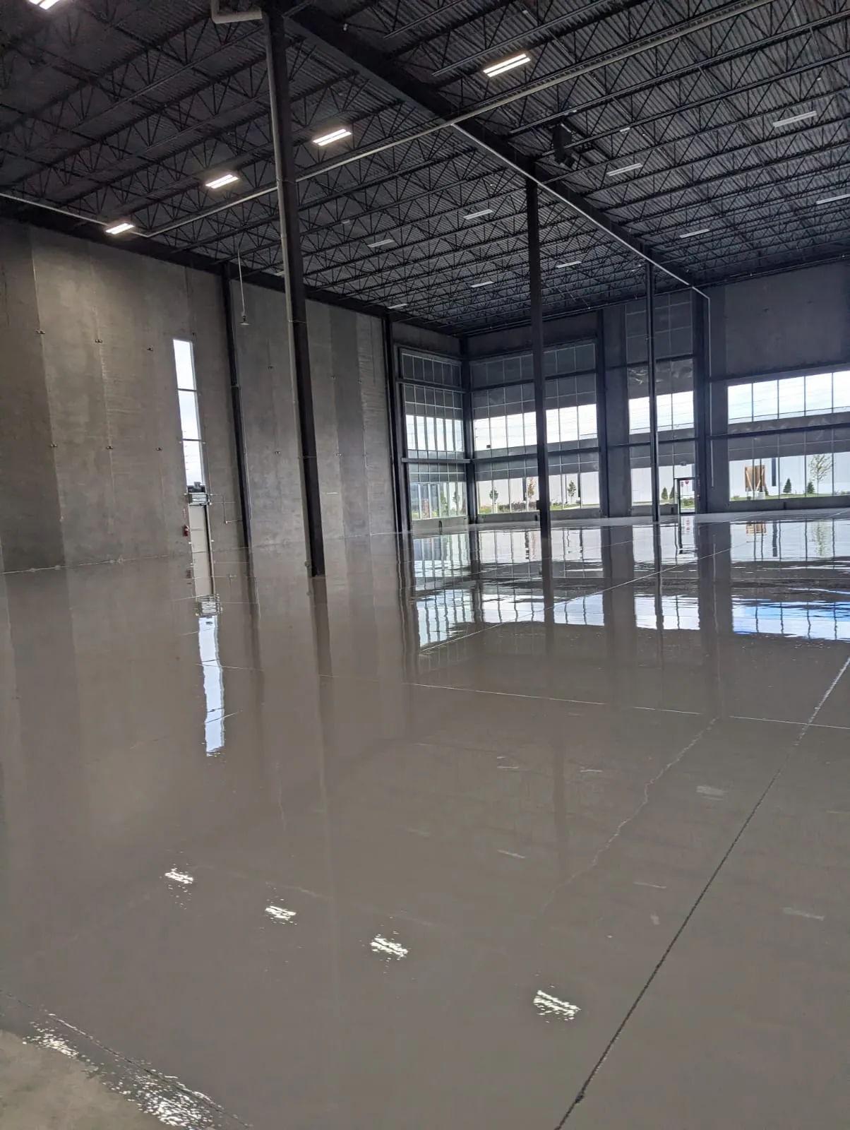 Epoxy & Polyaspartic Flooring in Toronto, ON 4 Finished industrial floor inside a high-bay Vaughan GTA facility